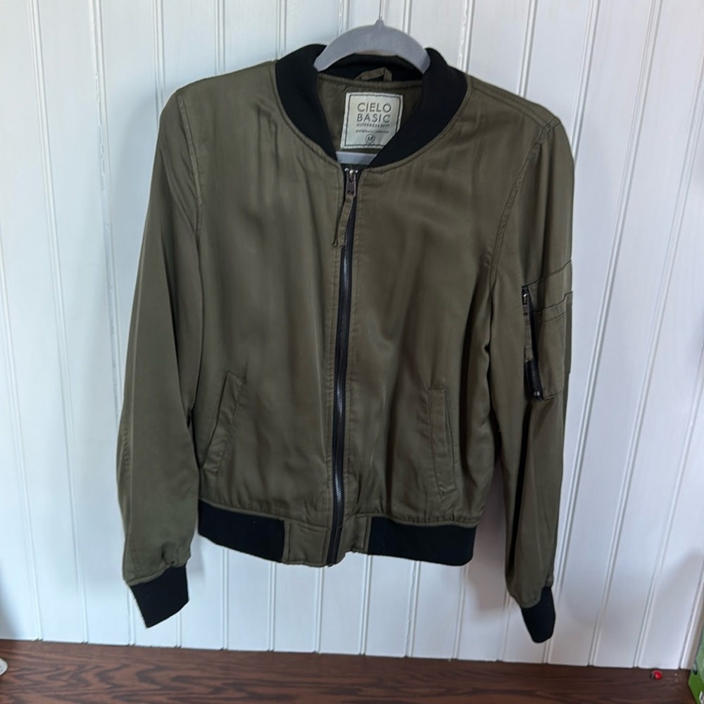 Olive green bomber jacket, super cute and easy to wear. Size M